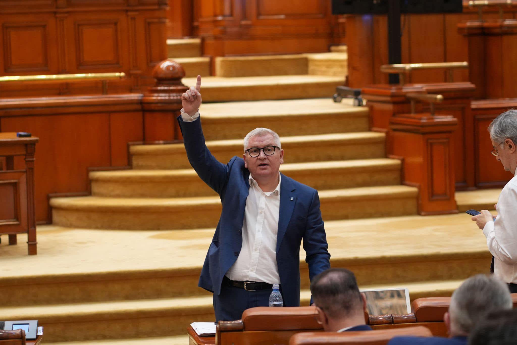 Florin Roman cu mana sus