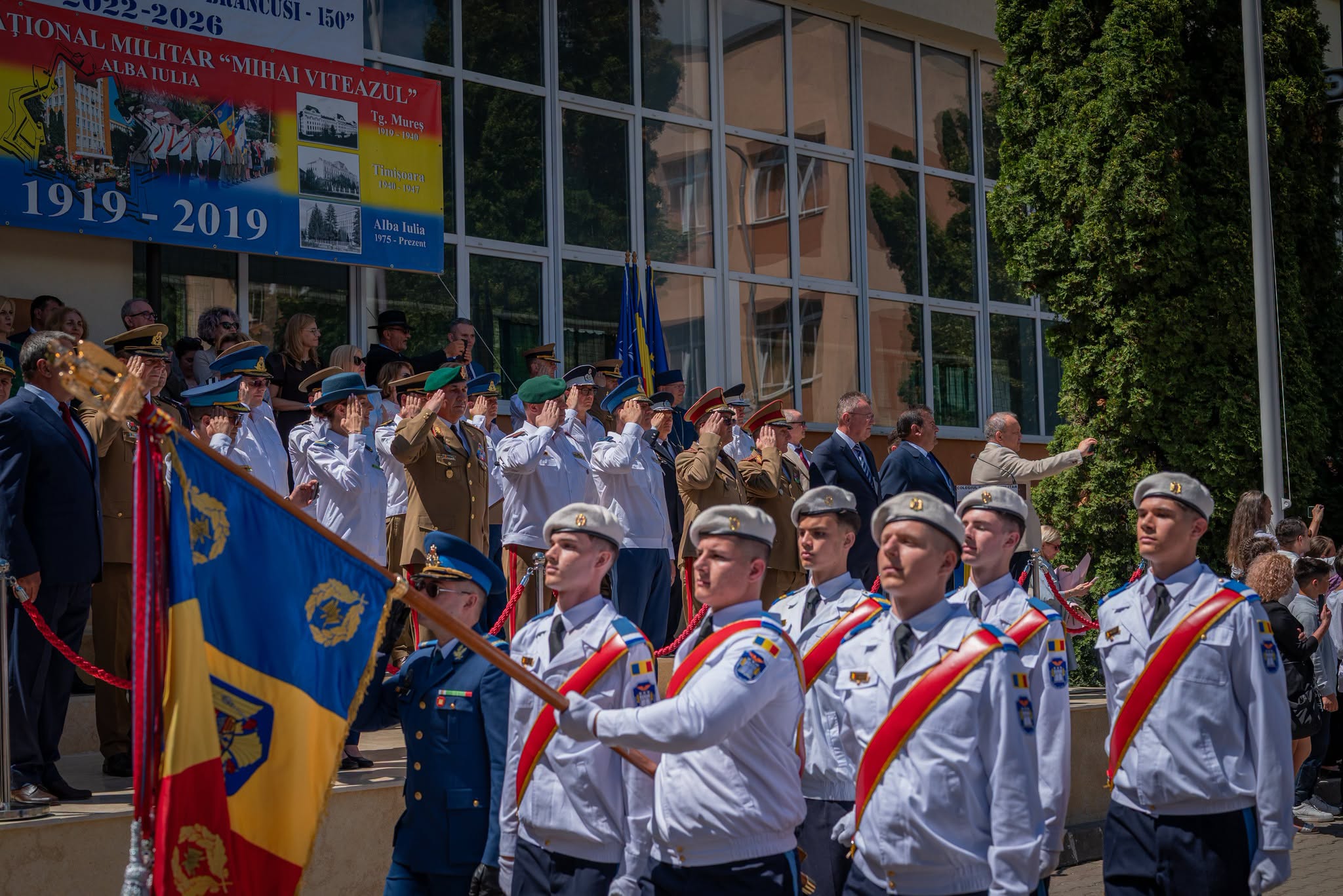 elevii militari defileaza cu tricolorul inainte