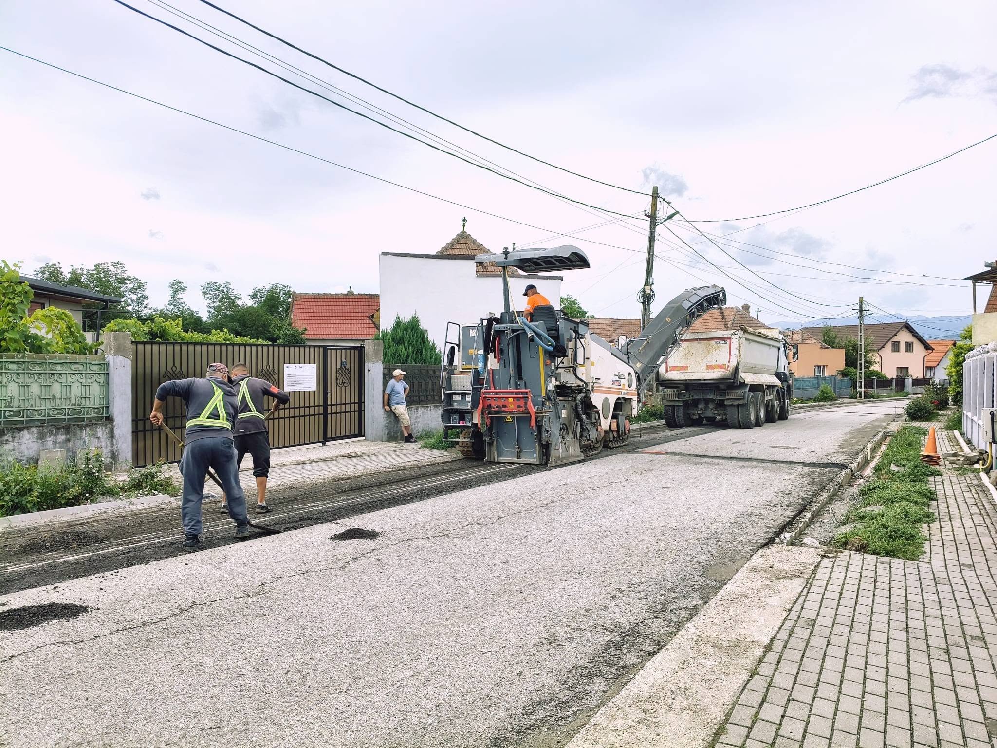asfaltare Ciugud 1 - muncitori - se toarna asfalt