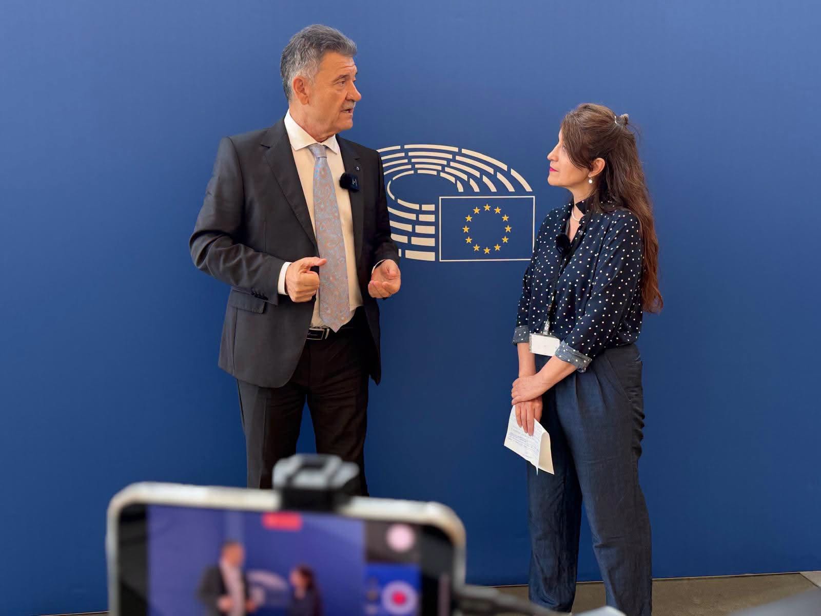 Mircea Hava si o doamna la Parlamentul European
